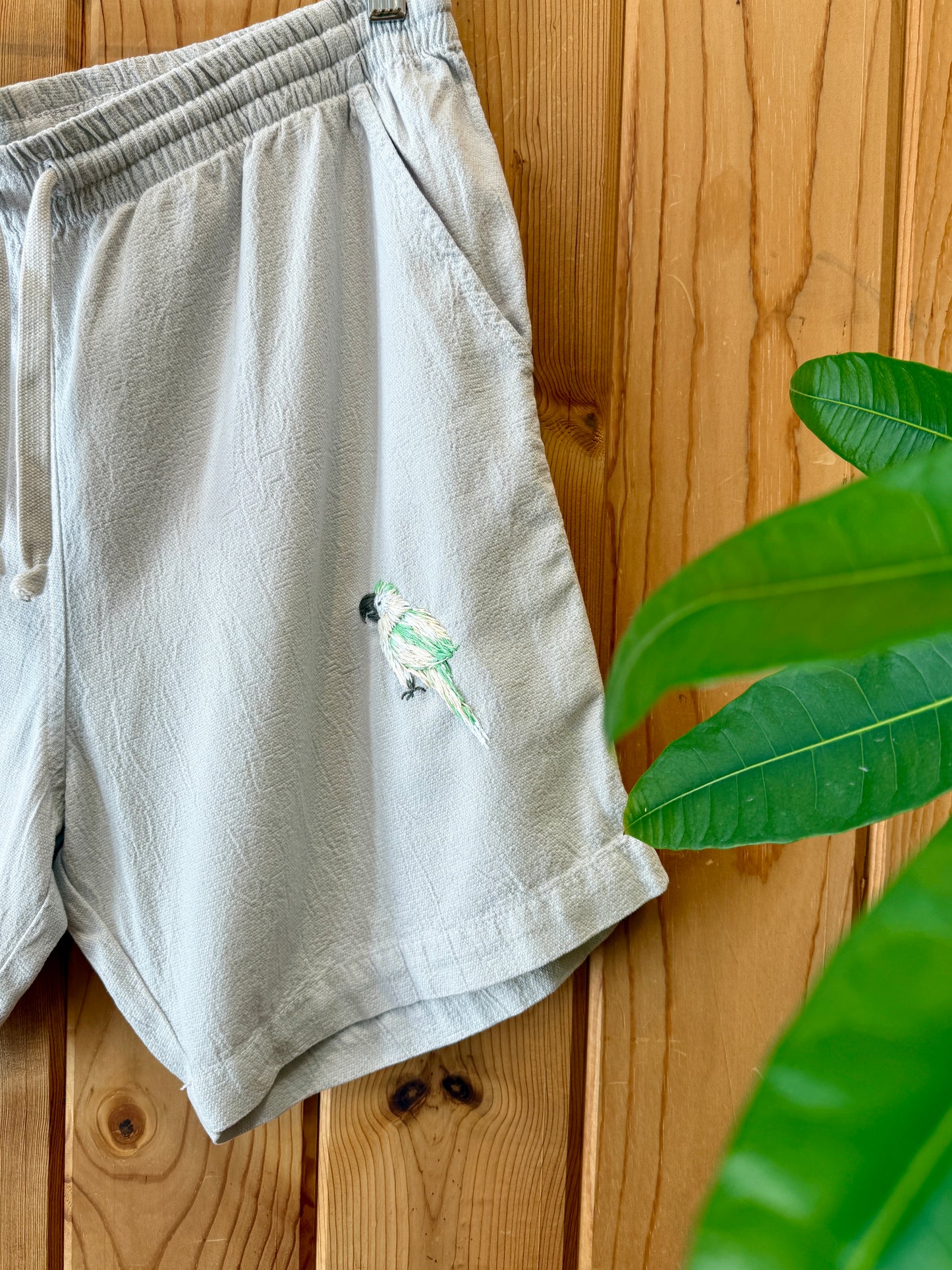 Crinkle Short - Neutral Neon Macaw